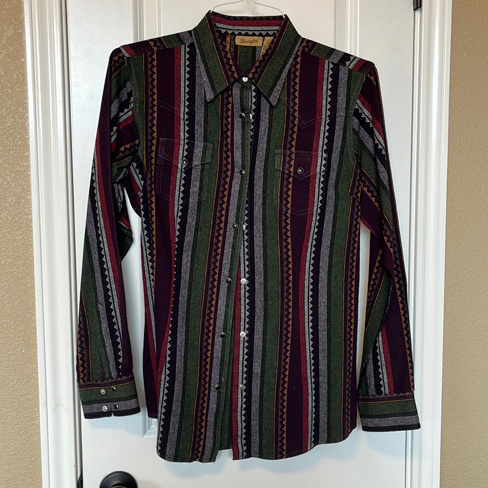 womens M pearl snap